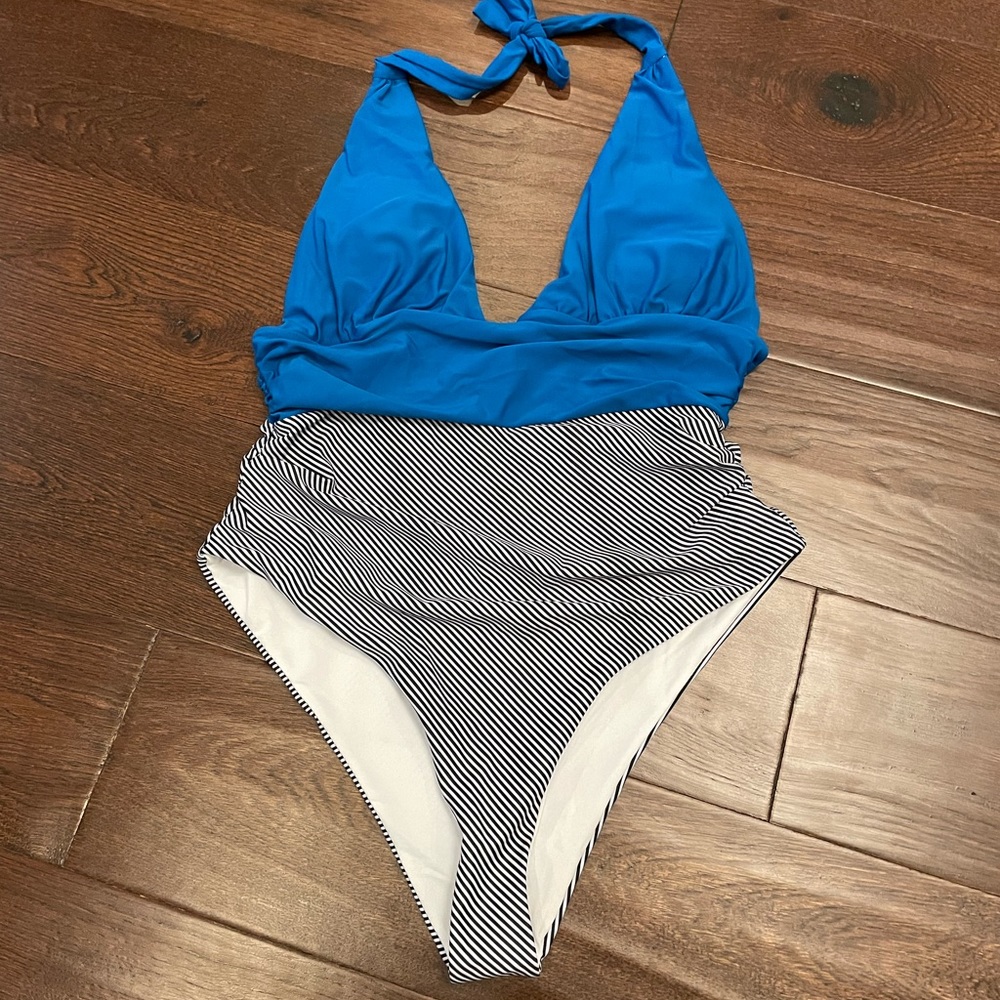 Halter Deep cleavage bathing suit